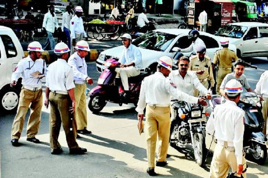રાજકોટ પોલીસની મેગા ટ્રાફિક ડ્રાઈવ, નિયમોનું ઉલ્લંઘન કરનારને દંડ |  chitralekha