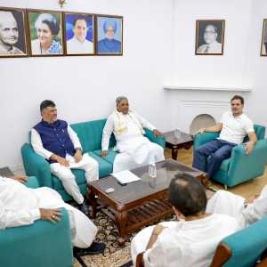 કર્ણાટકમાં સિદ્ધારમૈયા રહેશે CM કે DK શિવકુમાર સંભાળશે કમાન?