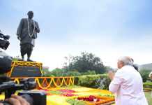 CM ભૂપેન્દ્ર પટેલ અને વિધાનસભા અધ્યક્ષે સરદાર વલ્લભભાઈ પટેલને અર્પણ કરી પુષ્પાંજલિ