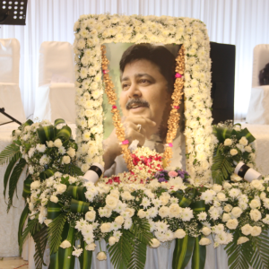 પ્રાર્થના સભામાં પહોંચી શત્રુઘ્ન સિન્હાએ સતીષ શાહને આપી શ્રદ્ધાંજલિ