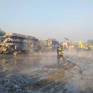 ગાઢ ધુમ્મસને કારણે 8 બસ અને 3 કાર વચ્ચે અકસ્માત: 4ના મોત