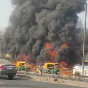 VIDEO: અમદાવાદના વિરાટનગર વિસ્તારમાં દુકાનોમાં લાગી ભીષણ આગ!