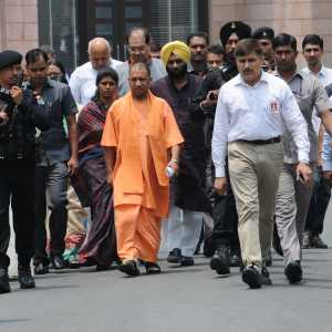 CM યોગીની સુરક્ષામાં ખામી: વ્યક્તિએ સ્ટેજ પર ચઢવાનો પ્રયાસ કર્યો