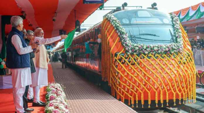 PM મોદીએ દેશની પહેલી વંદે ભારત સ્લીપર ટ્રેનને લીલી ઝંડી આપી