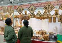 રિવરફ્રન્ટ પર આદિવાસી હસ્તકલા અને કૃતિઓનું પ્રદર્શન