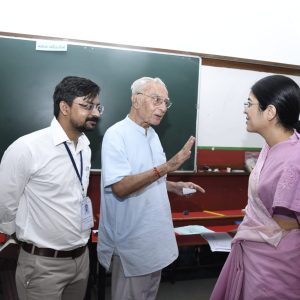 ચૂંટણી નિરીક્ષક દ્વારા મતદાન મથકો પર વ્યવસ્થાઓની કરાઈ સમીક્ષા