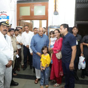 ભૂપેન્દ્ર પટેલ અને મનસુખ માંડવીયા વંદે ભારત ટ્રેનમાં સુરત પહોંચ્યા