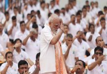 PM મોદીએ હજારો લોકો સાથે કર્યા યોગ
