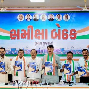 વિદ્યાર્થીઓના માર્ગદર્શન માટે ‘કારકિર્દીનાં ઉંબરે’ પુસ્તકની ૨૧મી આવૃત્તિનું વિમોચન