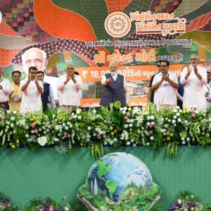 PM મોદીએ સુરતમાં કર્યું 18,100 કરોડના વિકાસ કામોનું લોકાર્પણ-ખાતમુહૂર્ત