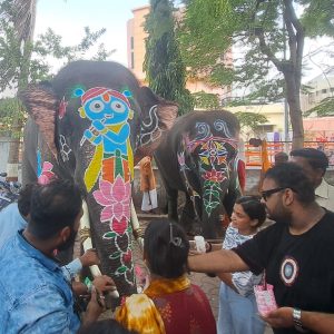 ગત વર્ષે તોફાને ચઢેલા બાબુ સહિતના ગજરાજોને રંગોથી ડિઝાઈન