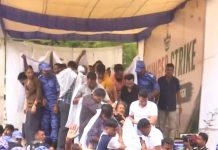 VIDEO: અનશન પર બેઠેલા સોનમ વાંગચુકને ઉઠાવીને પોલીસ હોસ્પિટલ લઈ ગઈ