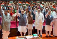 મંગલ મિલન:પીએમ મોદીએ NDA સાંસદો સાથે ત્રિરંગો ફરકાવ્યો