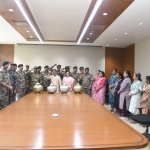 સરહદના વીર જવાનોની રક્ષા માટે આંગણવાડી બહેનોએ ૪.૫૦ લાખથી વધુ રાખડી મોકલી