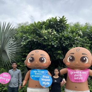 PETA ઈન્ડિયાનું રિવરફ્રન્ટ પર પ્લાન્ટ-બેઝ્ડ દૂધનું વિતરણ, ડેરી-ફ્રી બનવા અપીલ
