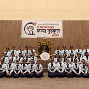 ગુજરાતના પ્રથમ કન્યા ગુરુકુળમાં વિદ્યાર્થીનીઓએ 6 ફૂટની લાંબી રાખડી બનાવી..