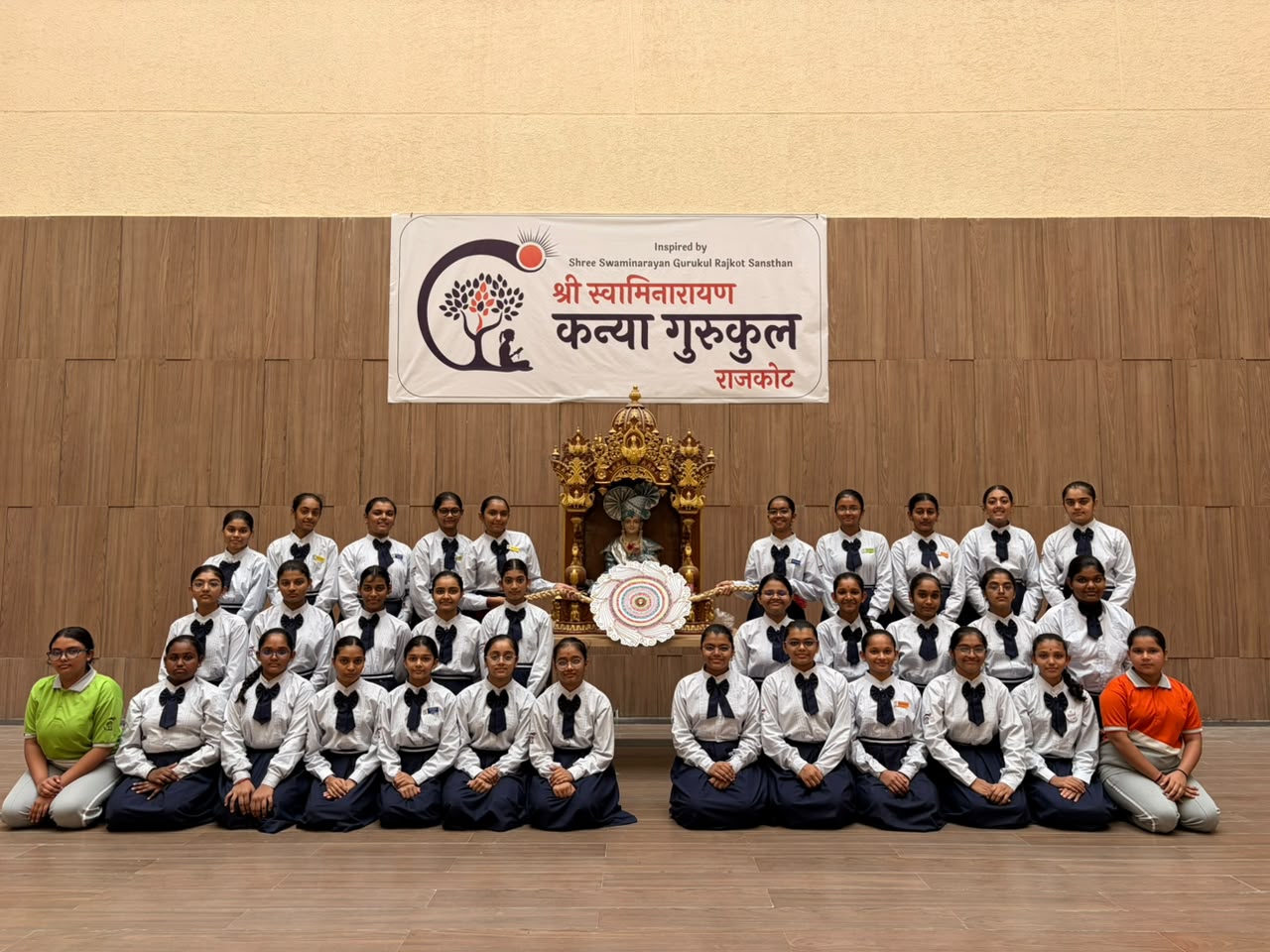 ગુજરાતના પ્રથમ કન્યા ગુરુકુળમાં વિદ્યાર્થીનીઓએ 6 ફૂટની લાંબી રાખડી બનાવી..