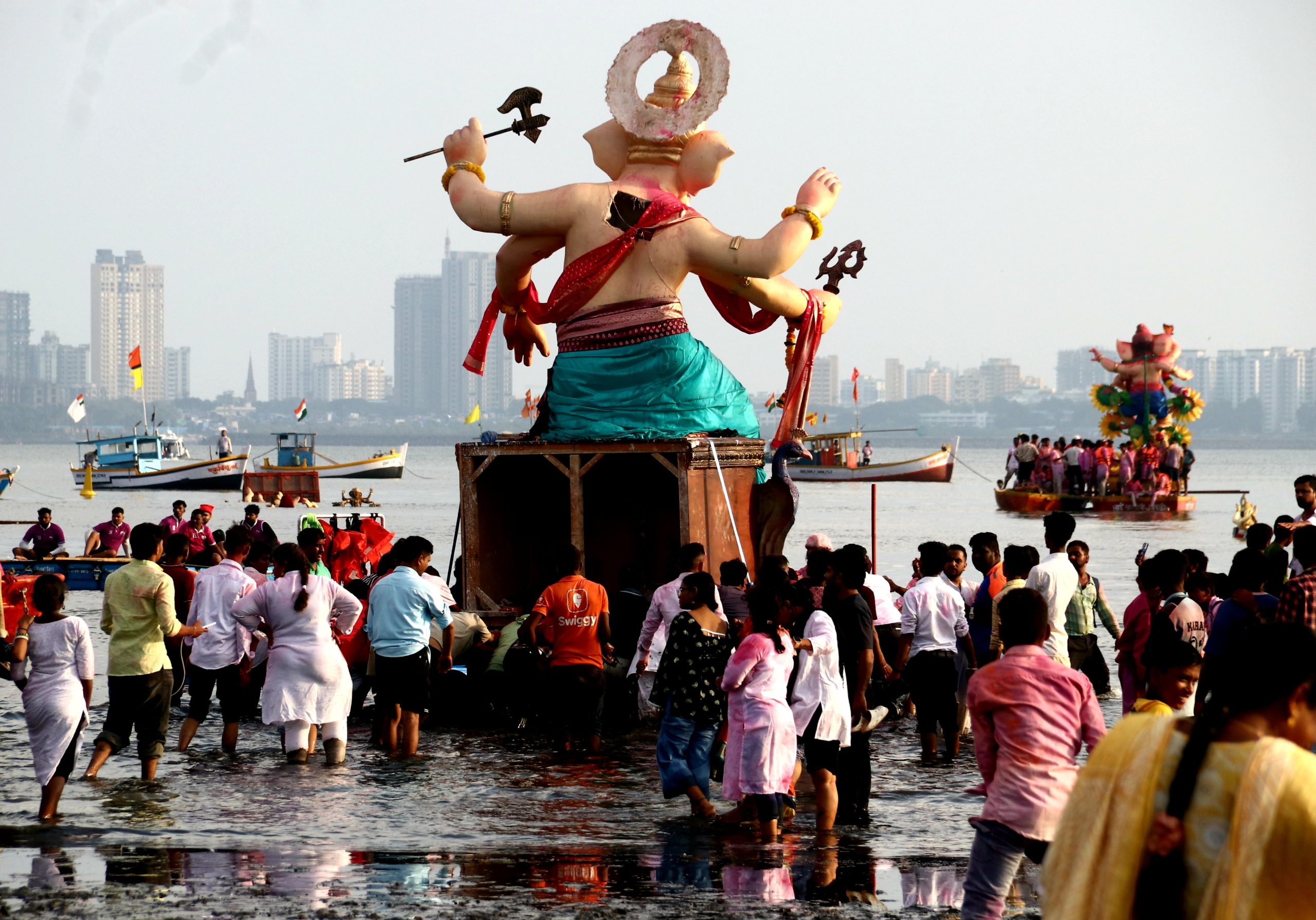 મુંબઈમાં બાપ્પાની ભાવભીની વિદાય…