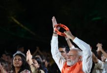 ભજન ક્લબિંગ’માં પહોંચ્યા PM મોદી, દર્શકો વચ્ચે બેસી વગાડી તાળી અને ડફલી