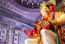 ગુજરાતથી સીધો લાલબાગ પહોંચ્યો કાર્તિક, બાપ્પાના ચરણોમાં રાષ્ટ્રીય પુરસ્કાર અર્પણ કર્યો