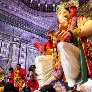ગુજરાતથી સીધો લાલબાગ પહોંચ્યો કાર્તિક, બાપ્પાના ચરણોમાં રાષ્ટ્રીય પુરસ્કાર અર્પણ કર્યો