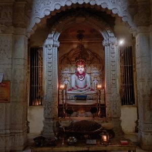 આ દેરાસરની પ્રતિમાના દર્શન માટે સોના મહોર આપવી પડતી