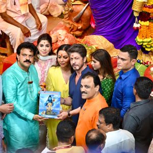 શાહરુખ ખાને પરિવાર સાથે કર્યા લાલબાગચા રાજાના દર્શન