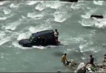 video: Reel બનાવવા નદીમાં ઉતારી સ્કોર્પિયો, ફસાતા સ્થાનિકો અને પોલીસે બચાવ્યા