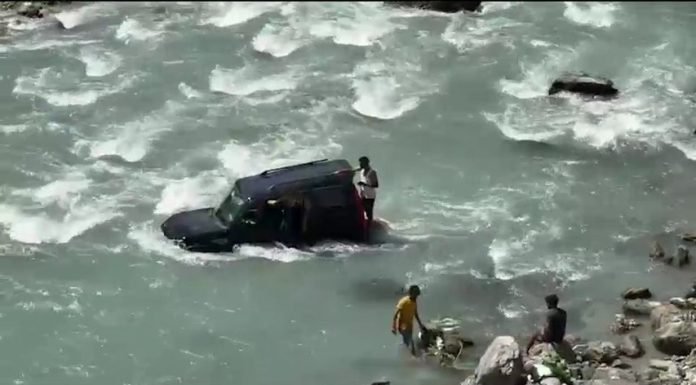 video: Reel બનાવવા નદીમાં ઉતારી સ્કોર્પિયો, ફસાતા સ્થાનિકો અને પોલીસે બચાવ્યા