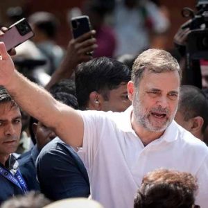 Video: પોતાના કાર્યકર્તા માટે સિક્યોરિટી ગાર્ડ સાથે ભીડાયા રાહુલ અને પ્રિયંકા!