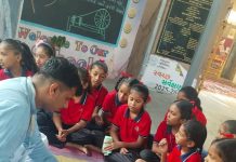 રેંટિયા બારસ : શાળાના બાળકોને રેંટિયાનું નિદર્શન, કાંતતા શીખ્યા