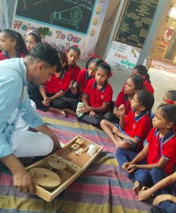 રેંટિયા બારસ ­: શાળાના બાળકોને રેંટિયાનું નિદર્શન, કાંતતા શીખ્યા