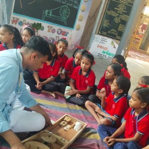 રેંટિયા બારસ : શાળાના બાળકોને રેંટિયાનું નિદર્શન, કાંતતા શીખ્યા